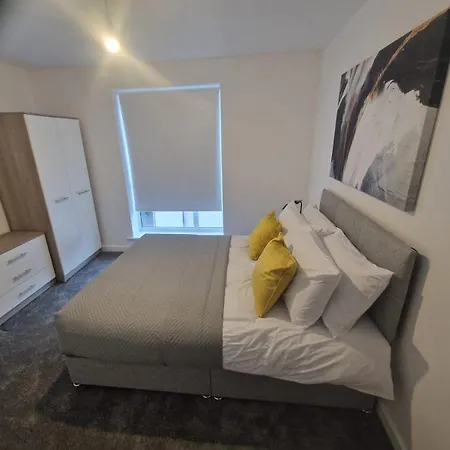 Serenity House With 5 Bedrooms Sheffield