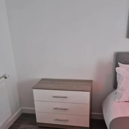 Serenity House With 5 Bedrooms Holiday home